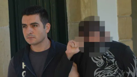 Lefkoşa’da ev aramasında ele geçirilen hintkeneviri bitkileri ve hassas terazi üzerinde görüntü