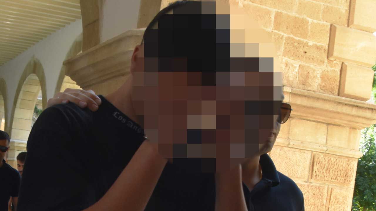 Lefkoşa’da altın kolye hırsızlığıyla ilgili tutuklu üç kişinin bulunduğu olayın görüntüsü