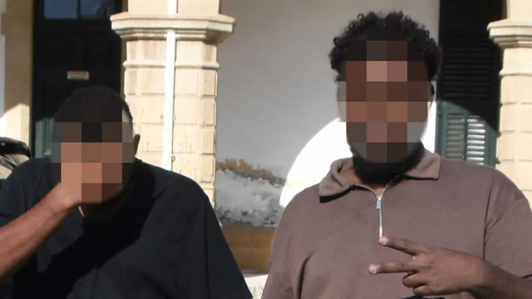 Askeri yasak bölge girişini ihlal eden üç kişinin elleri kelepçeli, polis ve askerler eşliğinde götürülüyor