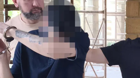 İddia edilen 2 gram kokainle ilgili soruşturma dosyası ve delillere ait masaüstü düzeni