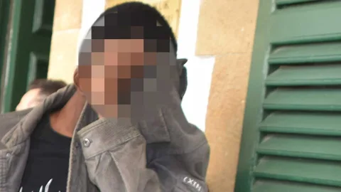 Evinde ele geçirilen uyuşturucu paketleri ve toplanmış 42 bin 300 TL nakit üzerine görüntü