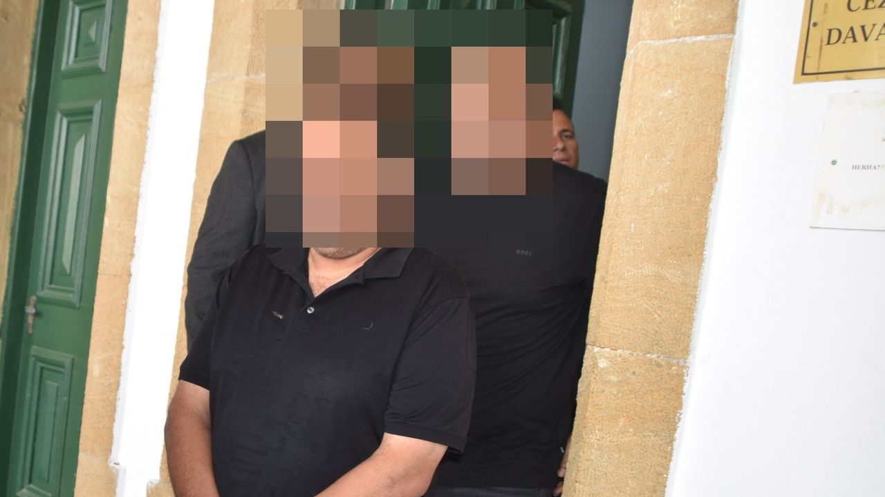 5 ton 880 kilogram kaçak etle ilgili davada iki zanlının duruşma salonunda beklerken görüntüsü