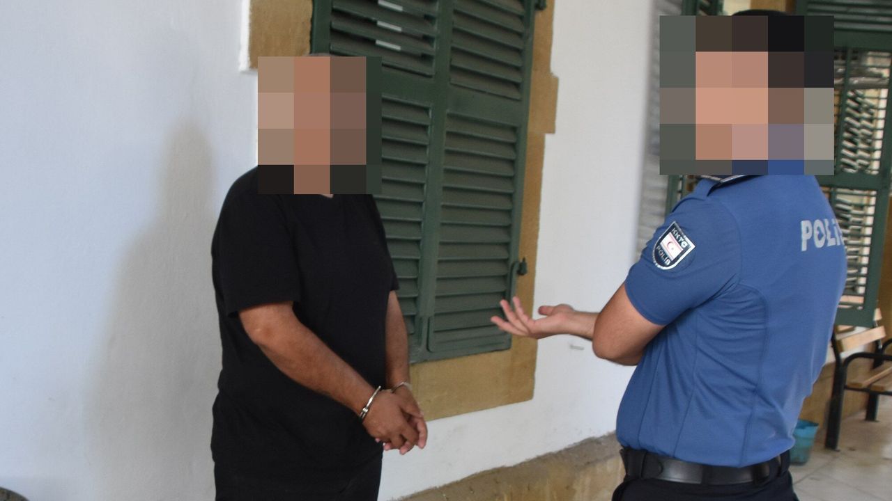 Haspolat bölgesinde ele geçirilen 5 ton 880 kilogram kaçak et paketleri ve etiketleri