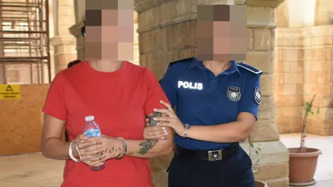 Ayrıldığı erkek arkadaşının evinin önünde polis ve itfaiye ekipleri, olay yeri incelemesi sürüyor