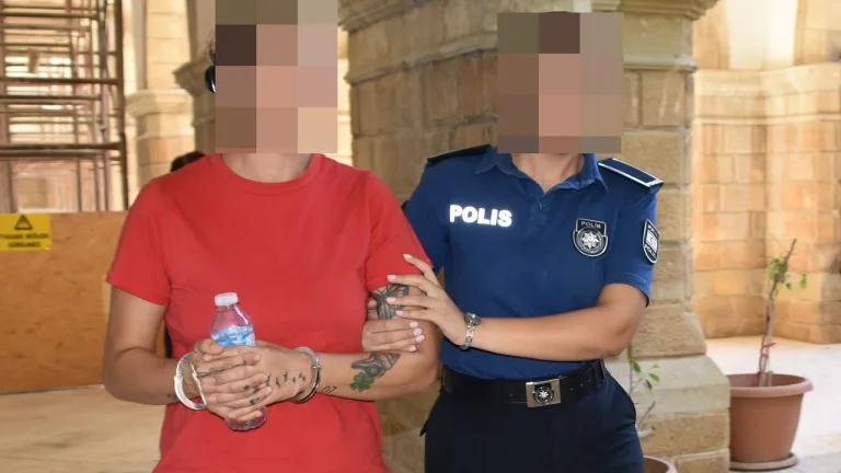 Ayrıldığı erkek arkadaşının evinin önünde polis ve itfaiye ekipleri, olay yeri incelemesi sürüyor