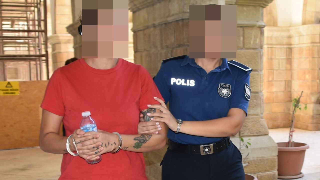Ayrıldığı erkek arkadaşının evinin önünde polis ve itfaiye ekipleri, olay yeri incelemesi sürüyor