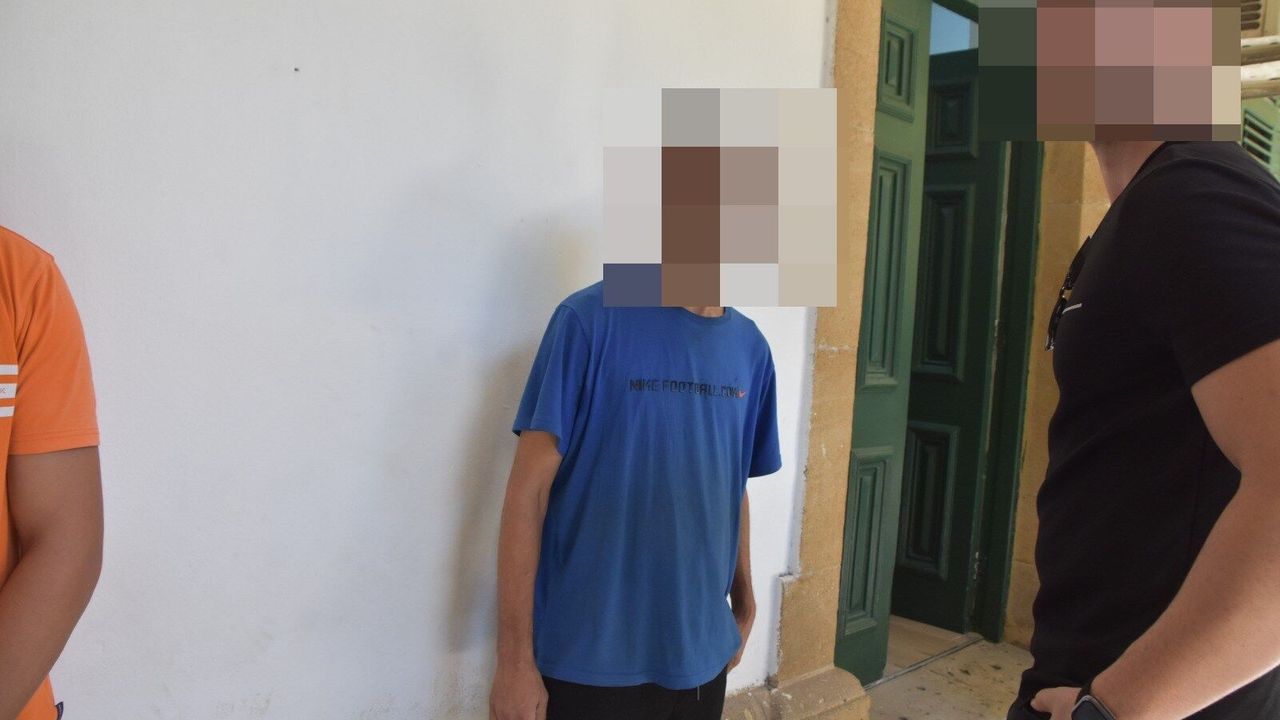 Kanunsuz uyuşturucu maddeyle ilgili suç unsurları ve delillerin bulunduğu hukuki süreçi temsil eden kompozisyon