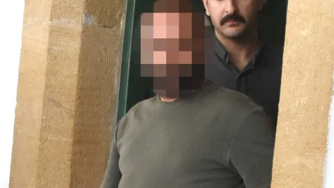 Adam öldürme ve uyuşturucu iddiasıyla ilgili soruşturmada, tutukluluk sürecine ilişkin duruşma salonu görüntüsü betimlemesi