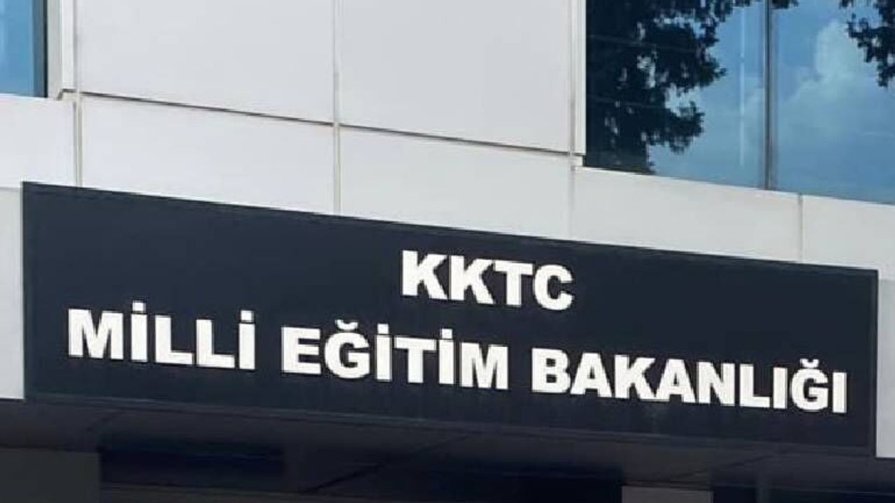 Milli Eğitim Bakanlığı yetkilileri toplantıda açıklama yaparken konuşuyor