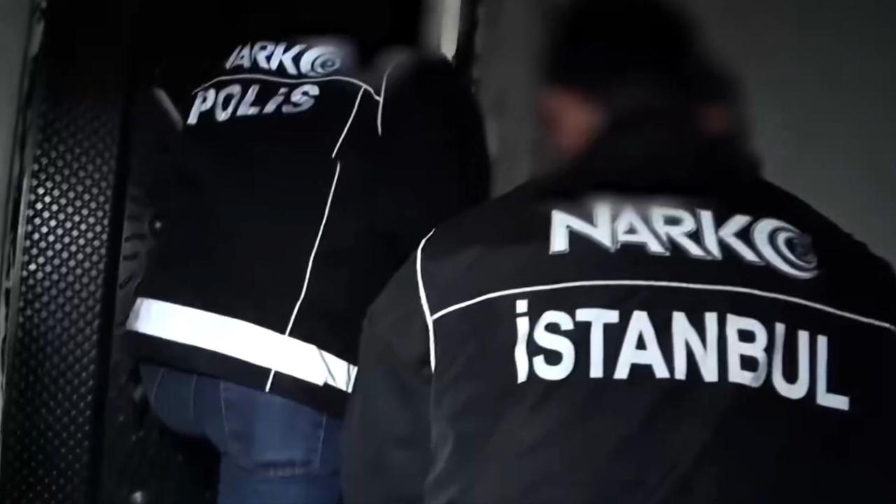 İstanbul’da polis ekiplerinin operasyon aracına doğru yürüdüğü gece görüntüsü