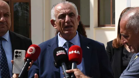 Çavuşoğlu konuşma yaparken sahnede mikrofon ve izleyiciler önünde duruyor