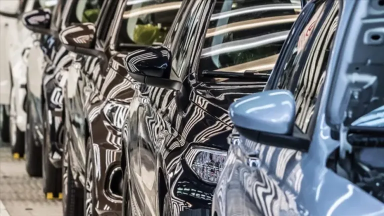 Eylül indirimleri kapsamında sıfır otomobillerle ilgili haber görseli — en ucuz model 1.4 milyon lira fiyat etiketi