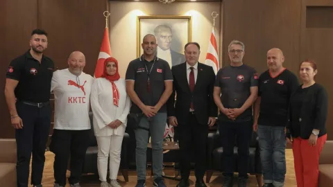 Öztürkler ve T-Bikers Türk Motor Kulübü heyeti birlikte poz veriyor