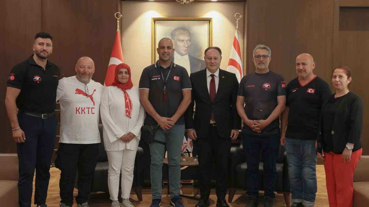 Öztürkler ve T-Bikers Türk Motor Kulübü heyeti birlikte poz veriyor