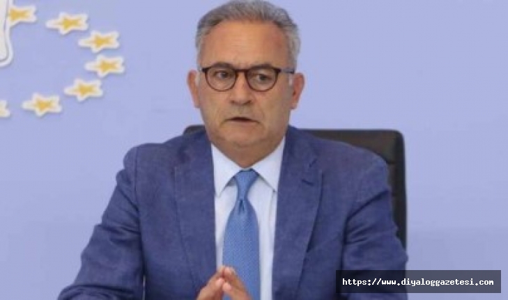 Partiye destek veren kişiler ellerinde pankartlarla bir arada duruyor