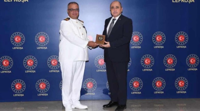 Başçeri protokol kıyafetiyle Deniz Harp Okulu öğrencilerini kabul ederken toplantı salonunda görüşme
