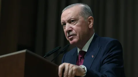 Cumhurbaşkanı Erdoğan konuşma yaparken mikrofonlara bakıyor