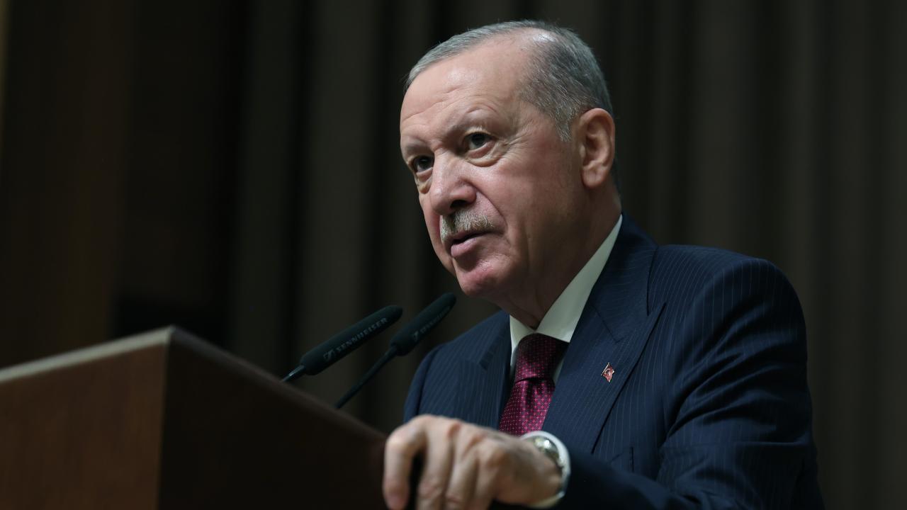 Cumhurbaşkanı Erdoğan konuşma yaparken mikrofonlara bakıyor