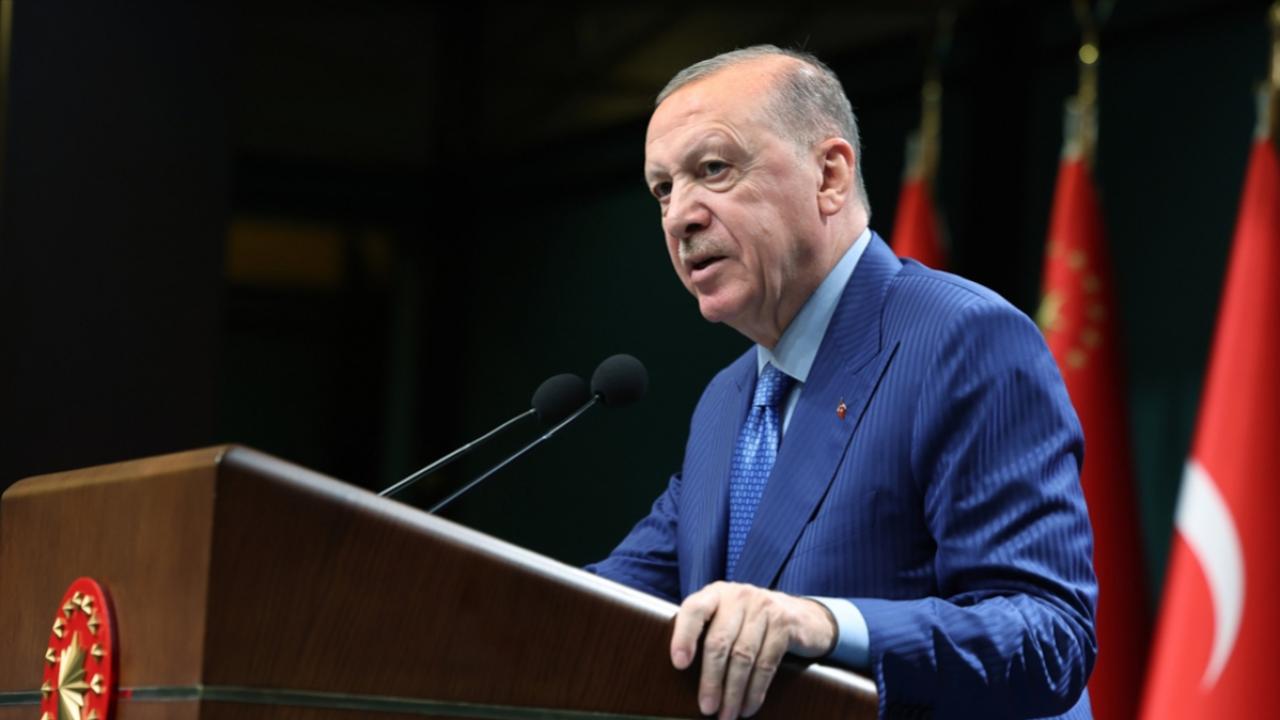 Cumhurbaşkanı Erdoğan konuşma yaparken mikrofon önünde, vurgulu ifadelerle dinleyenlere sesleniyor