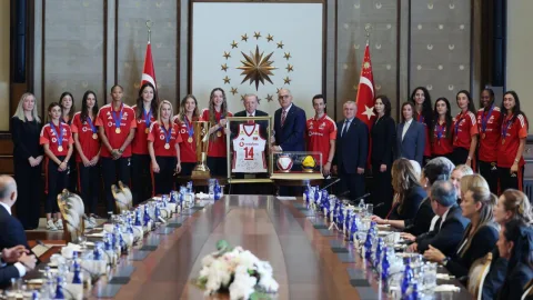 Cumhurbaşkanı Erdoğan, Filenin Sultanları kadın milli voleybol takımını kabul ederken selamlaşıyor