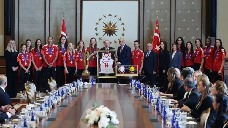 Cumhurbaşkanı Erdoğan, Filenin Sultanları kadın milli voleybol takımını kabul ederken selamlaşıyor