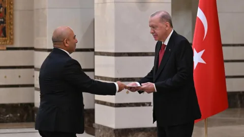 Cumhurbaşkanı Erdoğan, güven mektuplarını kabul ederken protokol kapsamında duruyor