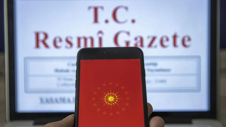 Emniyet Genel Müdürlüğü binasının dışında görevli polis üniformalı kişiler ve giriş kapısı