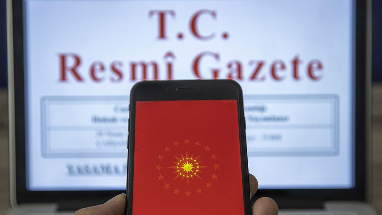 Emniyet Genel Müdürlüğü binasının dışında görevli polis üniformalı kişiler ve giriş kapısı