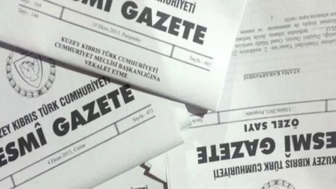 Resmi Gazete'de yayımlanan Arıklı’nın görevden alınmasına ilişkin kararın başlığı ve sayfa görüntüsü