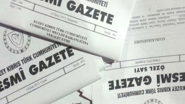Resmi Gazete'de yayımlanan Arıklı’nın görevden alınmasına ilişkin kararın başlığı ve sayfa görüntüsü