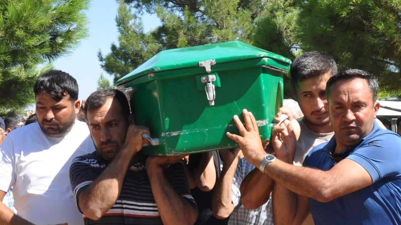 Mersin'de toprağa verilen Şerif Özdemir'in cenaze töreninden bir görüntü