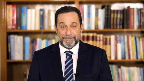 Denktaş konuşurken ciddiyetle ifade veriyor