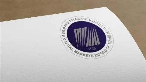 SPK logosu veya kurum binası önünde resmi bir atmosferi çağrıştıran görüntü