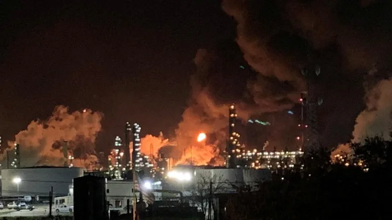 Savaşlarda enerji tesislerine yönelik saldırıların stratejik, insani ve altyapı etkilerini anlatan haber görseli