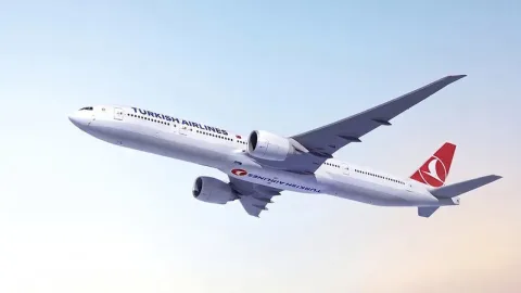 THY logosu ve uçak, Kuzey Kıbrıs uçuşlarına yönelik kampanya duyurusunu simgeliyor