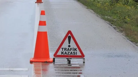 Gazimağusa yolunda kaza sonrası yerde duran kasklı motosiklet ve acil yardım ekipleri