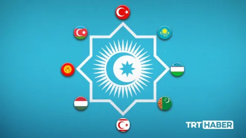 Özbekistan Meclisi'nde yeni alfabe kanununu kabul eden yetkililer ve milletvekilleri oturumu