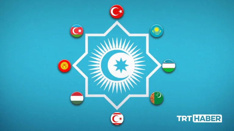 Özbekistan Meclisi'nde yeni alfabe kanununu kabul eden yetkililer ve milletvekilleri oturumu