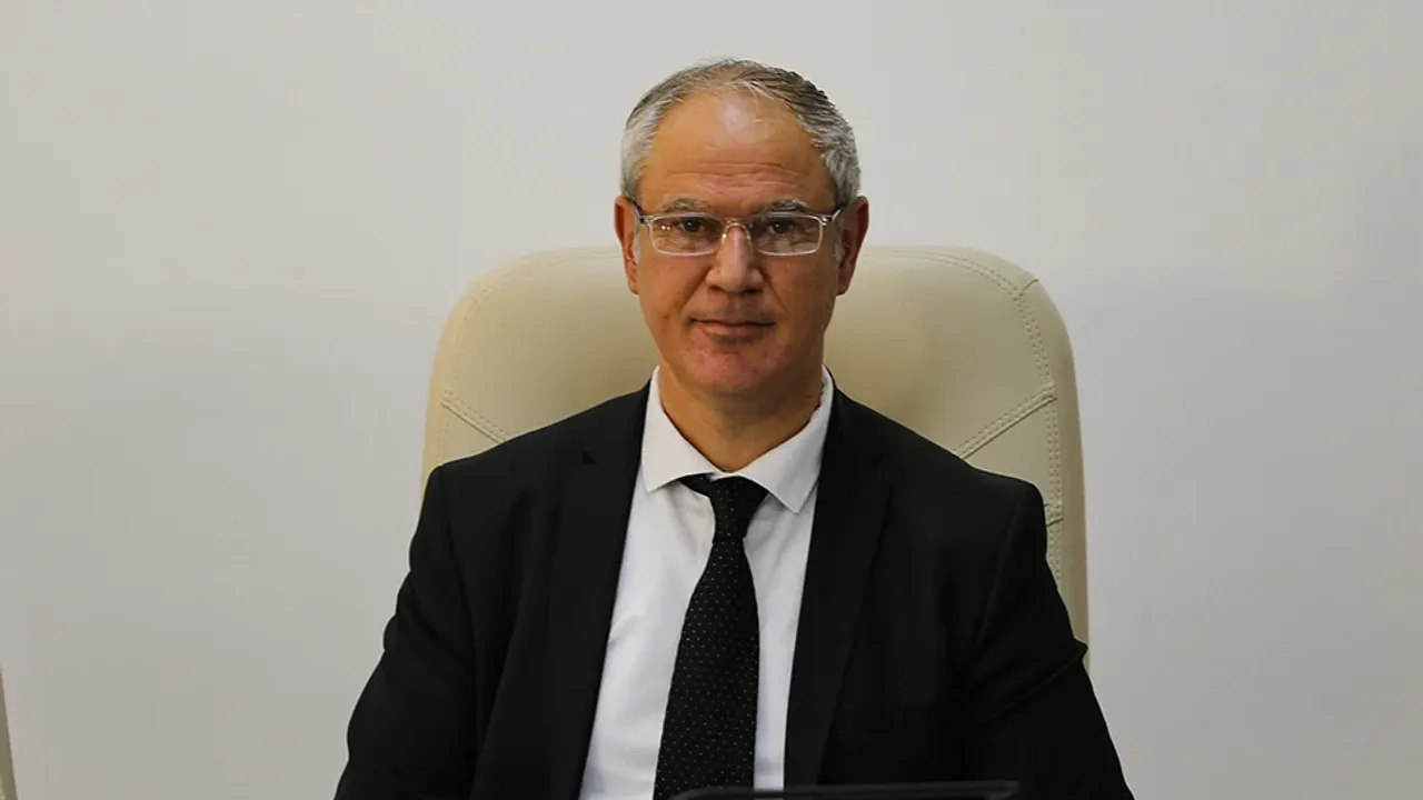 Oğuzhan Hasipoğlu konuşurken ifadesi; başlıkta Kıbrıs ve KKTC vurgusu bulunuyor
