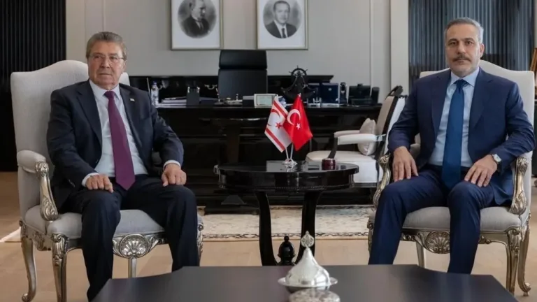 Başbakan Üstel ile Türkiye Dışişleri Bakanı Fidan'ın görüşmesinden kısa bir kare
