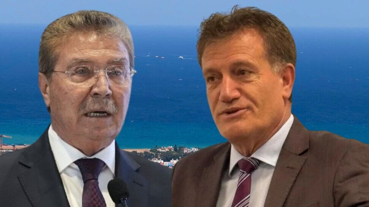 Başbakan Üstel ve Erhan Arıklı birlikte yürürken, resmi ortamda birbirlerine bakıyor