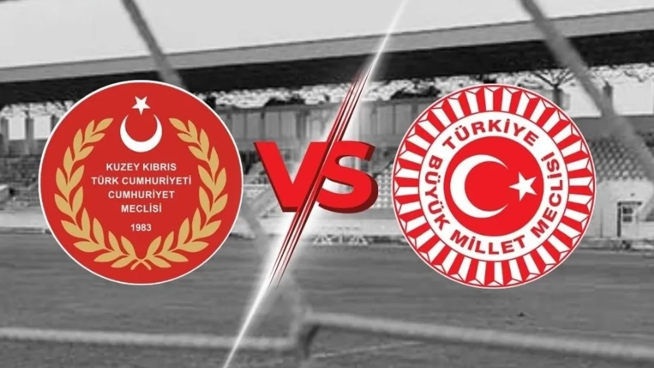 Cumhuriyet Meclisi ve TBMM futbol takımlarının dostluk maçının ertelendiğine dair duyuru yazısı veya stadyum ortamı göstergesi