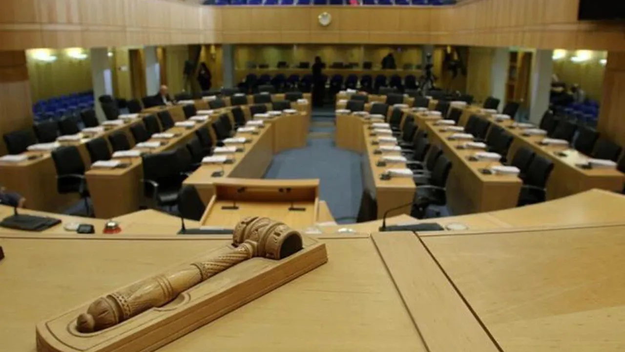 Güney Kıbrıs’ta sivil koruma yapılanmasını yeniden düzenleyen yasa tasarısına ilişkin Meclis oturumu
