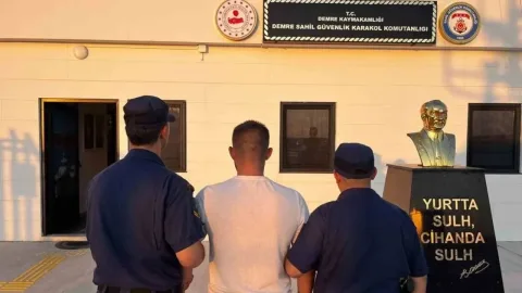 Hakkında yakalama kararı bulunan kişinin Antalya'da yakalandığına dair polis arama ve yakalama işlemine ilişkin görüntü açıklaması