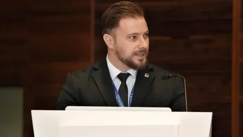 Onur Olguner konuşurken, okullarda yangın güvenliği ve eksiklerin giderilmesi çağrısı yapıyor