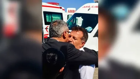 Turgay Erhürman konuşurken duygusal bir anı paylaşırken görülüyor