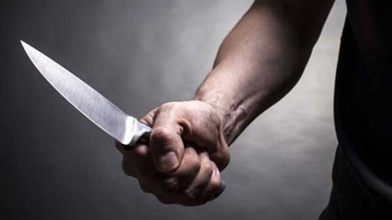 Gönyeli’de öğrenci yurdu önünde maket bıçağıyla araçlara zarar veren kişi çevrede koşuşturuyor