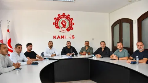 Bazı sendikaların Arıklı’ya istifa çağrısı yapıldığına ilişkin haber görseli için kısa alternatif metin.
