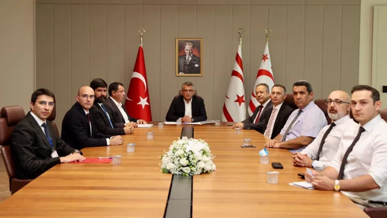 Erhürman, gemi faciasını inceleyecek heyetle görüşürken