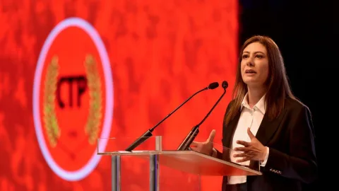 İncirli konuşurken mikrofon ve Meclis salonu arka planı — facia araştırma komitesi çağrısı